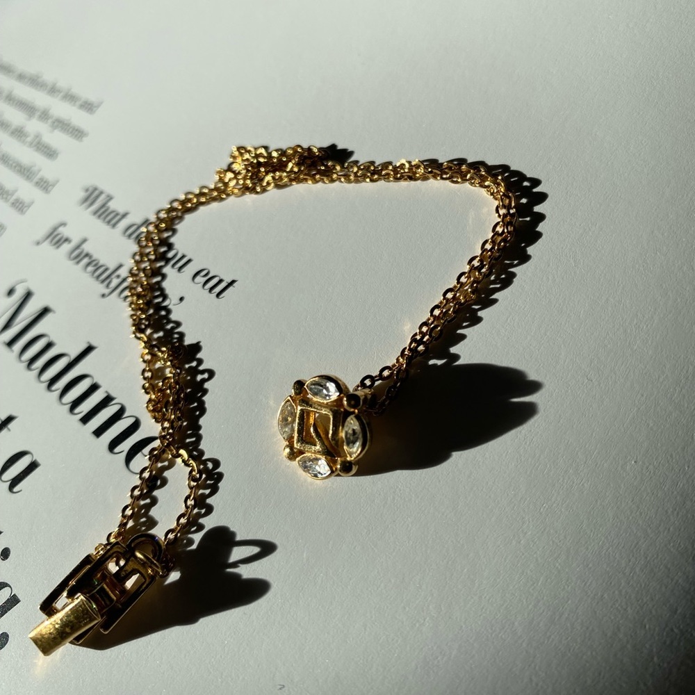 GIVENCHY gold tone vintage crystal necklace with G logo - Picture 7 of 16